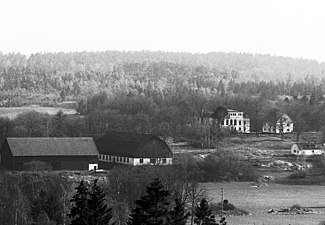 Corps de logi, västra flygeln och till vänster ekonomibyggnader.