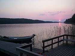 Kuusisaaresta kuvattu auringonlasku Keiteleellä