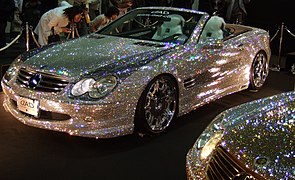 Voiture recouverte de strass.