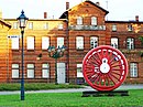 Bahnhof Perleberg, bestehend aus Bahnhofsempfangsgebäude, Stellwerksanbau (B 1), Güterabfertigung, Pflasterung, Wärterstellwerk (W 1) und Bahnwasserturm