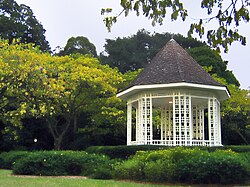 Gazebo nei giardini botanici