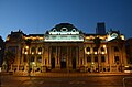 Beleuchtete Nachtansicht der Fassade der Bibliothek