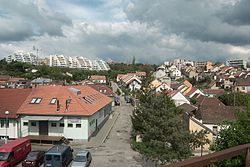 Divišova čtvrť vyfotografovaná od jihu z železničního mostu (v pozadí sídliště Lesná)