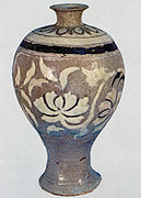 Vase maebyeong à décor de prunus et incision de pivoines. Trésor National de Corée.