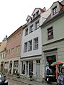 Wohnhaus in geschlossener Bebauung und Hinterhaus (Seitenflügel) mit rückwärtiger Einfriedungsmauer des Grundstücks (an der Leinewebergasse)