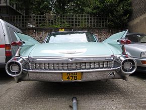1959 Cadillac Coupe Deville, похожие на ракеты красные задние фонари на «плавниках» и белые фонари заднего хода в «соплах» по краям бампера
