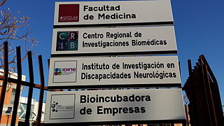 Señal de acceso al Campus Biosanitario de Albacete