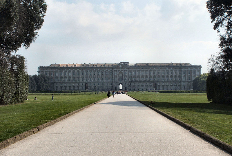 http://upload.wikimedia.org/wikipedia/commons/thumb/6/6d/Caserta-reggia-15-4-05_199-ritoc.JPG/800px-Caserta-reggia-15-4-05_199-ritoc.JPG