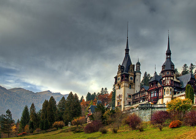 640px-Castelul_Peles%2C_Sinaia_-_Vedere_