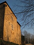 Le corps principal de Tour de Gy (Ain), avec ses fenêtres à meneaux.