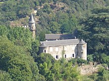 Un château avec deux tourelles et un donjon