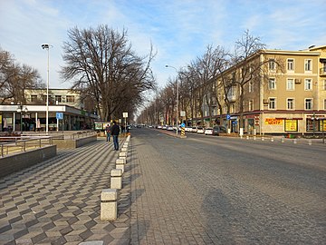 Yuriy Gagarin haykali joylashgan Chilonzor koʻchasi