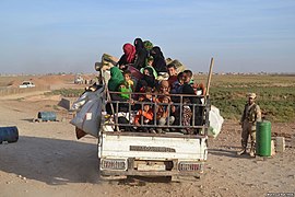 Civils fuyant les combats près de Raqqa en novembre 2016.