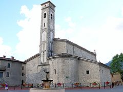 Collégiale Sainte-Marie (chevet roman et clocher de style lombard).