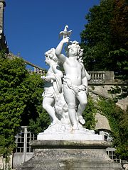 Enfants aux coquillages devant l'orangerie (gauche).