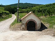 Oratoire de la Vierge (1700) au milieu des vignes.