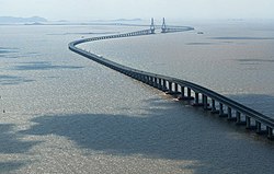 始於浦東蘆潮港鎮老防汛大堤的東海大橋