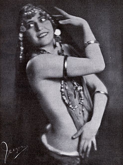 Ebon Strandin som Anitra. Foto i Scenen 1927.