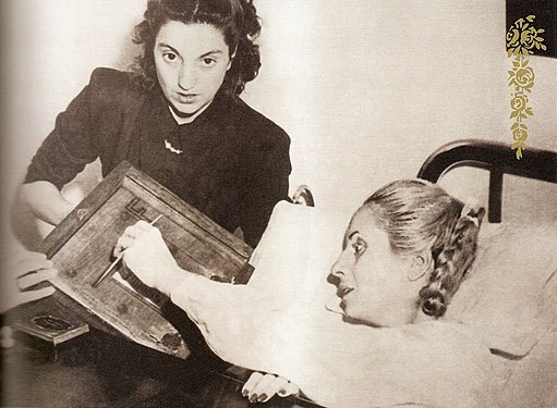 Evita votant a l'hospital el 1951. Va ser la primera vegada que les dones van votar a les eleccions nacionals argentines