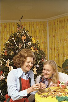 First Lady Betty Ford and Susan Ford in the Solarium, Making Ornaments - NARA - 6829629.jpg