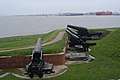 Fort McHenry - pohľad smerom k pozícii britských lodí (s mostom Francisa Scotta Keyho v Baltimore v diaľke naľavo).