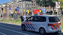 Frank van der Linde, houdt een politieauto tegen tijdens een eenmansprotest op 6 september 2023.