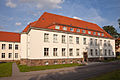 Institutsgebäude über L-förmigem Grundriss mit rückwärtigem, parallel dazu verlaufendem Flügel (Bergakademie, Ledebur-Bau), Verbindungsgang und freistehendem Hallenbau (Lauchhammerhalle)