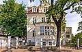 Villa mit Einfriedung, Wegepflaster und Garten