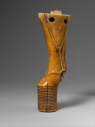 Pied de meuble en forme de jambe de taureau ; 2960-2770 avant J.-C. ; ivoire d'hippopotame ; hauteur : 17 cm, largeur : 3,4 cm, profondeur : 5,8 cm ; Metropolitan Museum of Art.