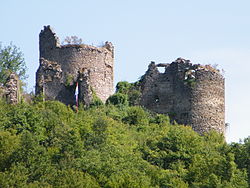 Pogled na ruševine trdnjave Gvozdansko z glavne ceste.