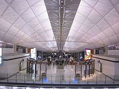 Het futuristische binnendak van het International Airport in Hong Kong door Norman Foster, 1998
