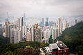 使用移轴镜头从太平山山顶拍摄的香港市景照片示例。镜头向下移动以避免透视失真：摩天大楼的所有垂直线都平行于图像的边缘。围绕垂直轴倾斜会产生一个非常小的区域，其中物体看起来很尖锐。（景深实际上并没有减少，而是相对于图像平面倾斜。）