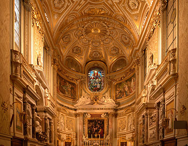 Altar-mor e o interior da abside