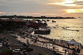 Vista del KK waterfront al ponerse el sol