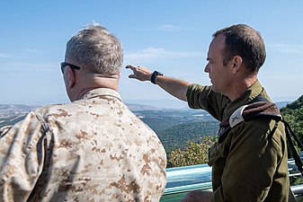 בינדר במצפור בהר אדיר שבגבול לבנון עם גנרל קנת' מקנזי, נובמבר 2019