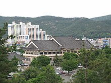 Korea-Gyeongju-Gyeongju-Urba biblioteko en Hwangseong Park-01.jpg