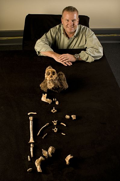 File:Lee Berger and Australopithecus sediba.JPG