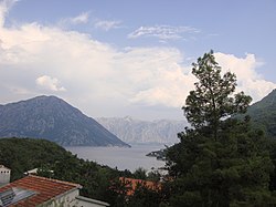 Pohled na Boku Kotorskou z vesnice Lipci