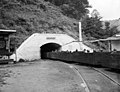 Durch das Mundloch mit der Grubenbahn einfahrende Bergleute in der „Gary Mine“ in West Virginia (USA)