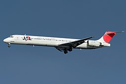 Japan Airlinesin MD-90-30 laskeutumassa Hanedan lentoasemalle Tokion lähellä.