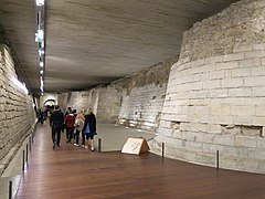 L'antico fossato del castello del Louvre