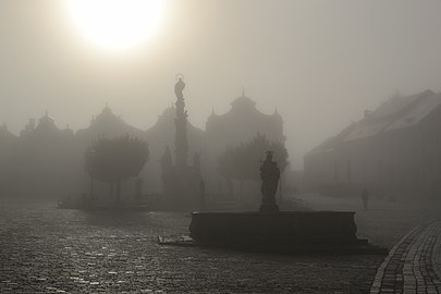 Place Zacharie de Hradec à Telč dans le brouillard. Octobre 2022.