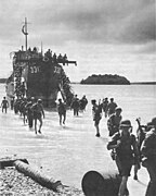 Soldats américains débarquant d'un Landing Craft Infantry en Nouvelle-Géorgie en juillet 1943.