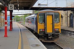 Northern Rail Class 153, 153352, платформа 5, железнодорожная станция Ланкастер (география 4499730) .jpg