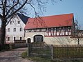 Wohnstallhaus und Seitengebäude (Torhaus) eines Vierseithofes