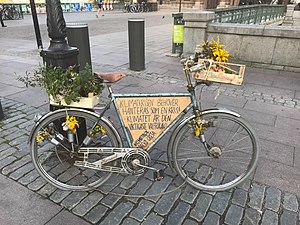 La bicicleta de Greta Thunberg a Estocolm l'11 de setembre de 2018: «La crisi climàtica ha de ser tractada com una crisi! El clima és el tema més important!»