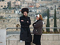 Casal judeu ortodoxo durante o shabbat em Jerusalém