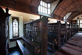 Bücherregale in der Bibliothek