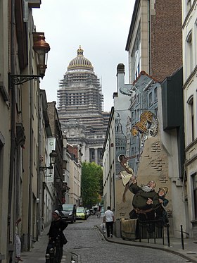 Façade d'immeuble représentant une scène d’Odilon Verjus dans la rue des Capucins à Bruxelles.
