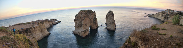 صخرة الروشة أو صخرة الحمام على ساحل بيروت.